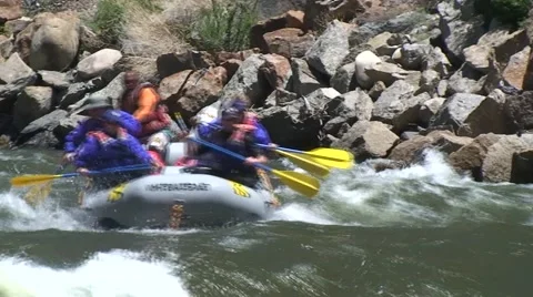 Guide brings tourists down river Vídeo Stock 54596212