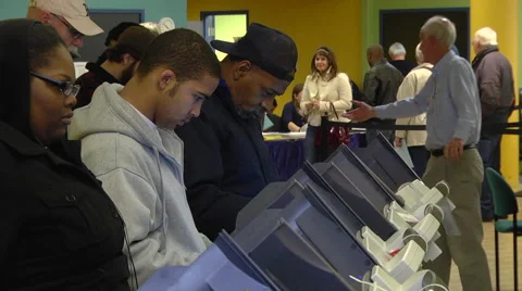 A guide at an Ohio polling place assists a voter. Vidéo 68220235