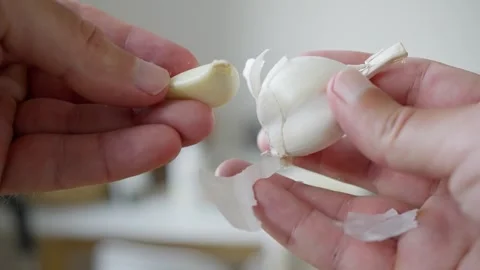 Guide to Preparing Fresh Garlic Cloves for Cooking Delicious and Flavorful Meals Stock-Footage 312327349