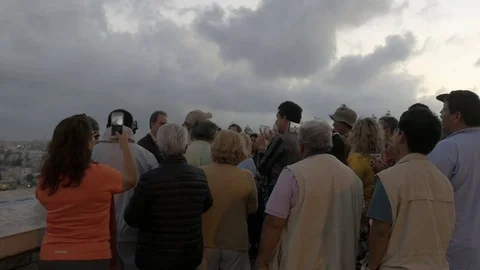 The guide shows the Jerusalem Old City to the tourists. View from Mount Scopus 스톡 동영상 76506872