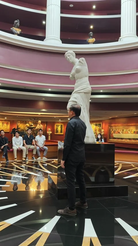 A guided tour inside a gallery Stock Footage 286917998