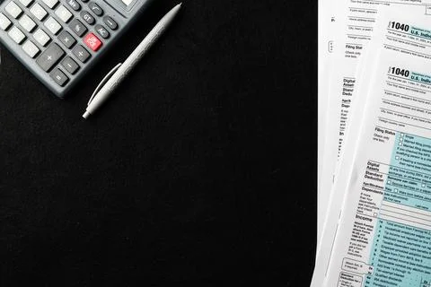 Guidelines for completing US 1040 individual income tax form during tax season Stock Photos
