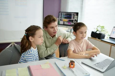 Guiding Children on Computer Programming Activity in Classroom Photos