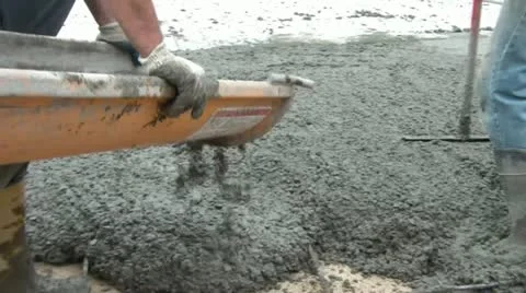 Guiding Concrete Down Chute - Pan up to Truck 스톡 동영상 12586413