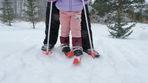 Guiding a young skier on her first steps on ski Vídeo Stock 297090915