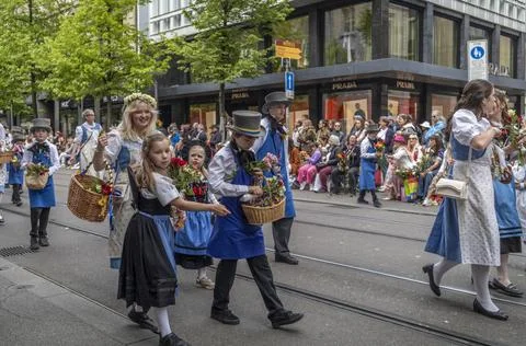 Guild Members and Spectators Exchanging Flowers During Sechseluten Spring P.. Stock-Fotos
