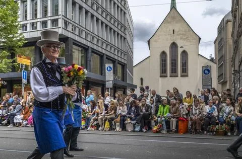 Guild Members and Spectators Exchanging Flowers During Sechseluten Spring P.. 스톡 사진