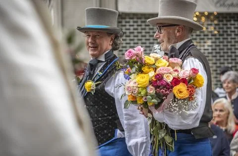 Guild Members and Spectators Exchanging Flowers During Sechseluten Spring P.. Fotos de archivo