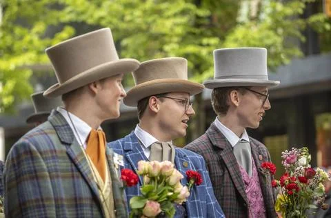 Guild Members and Spectators Exchanging Flowers During Sechseluten Spring P.. Fotos Stock