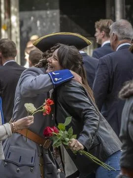 Guild Members and Spectators Exchanging Flowers During Sechseluten Spring P.. Fotos Stock