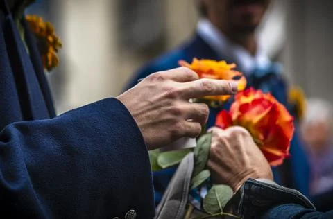 Guild Members and Spectators Exchanging Flowers During Sechseluten Spring P.. Foto stock