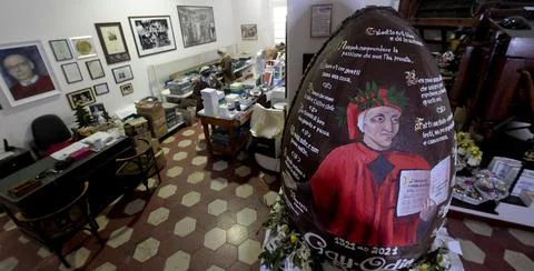 Guinness Book of Records Easter egg dedicated to Dante Alighieri in Naples, Ital Stock Photos