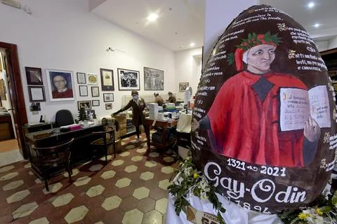 Guinness Book of Records Easter egg dedicated to Dante Alighieri in Naples, Ital Stock Photos