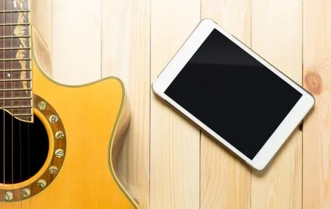 Guitar with Blank tablet screen for application and copy space. 库存照片