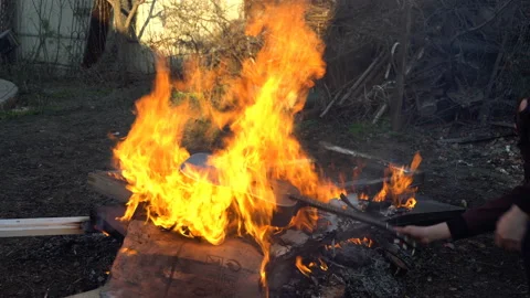 Guitar burning in fire 库存影片 106901547