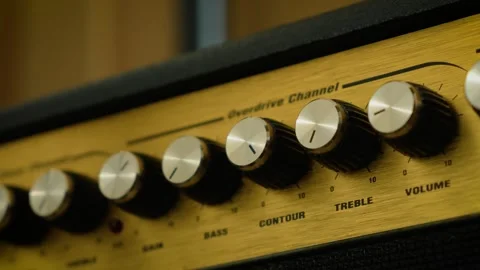 Guitar combo amplifier knobs for gain, bass, contour, and treble control Vidéo 339281459