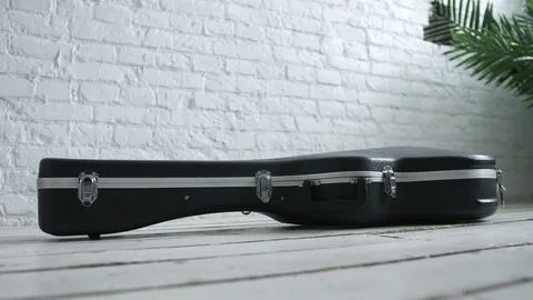 Guitar player opens guitar case 库存影片 104044936