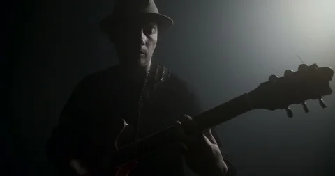 Guitar player wearing a hat Stockbeeldmateriaal 103660554