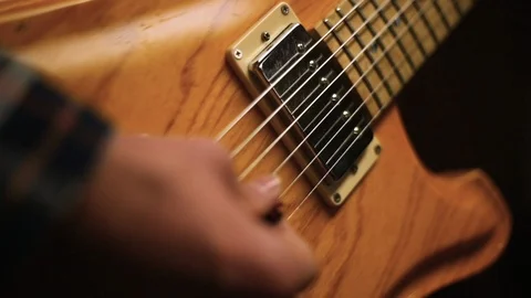 Guitar Plucking 動画素材 111098199