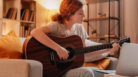 Guitar tutorial online acoustic training woman Foto stock