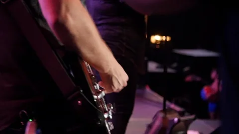 Guitarist performs in front of crowd 스톡 동영상 118490170