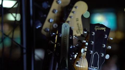 Guitars In Rack Stockbeeldmateriaal 94100688