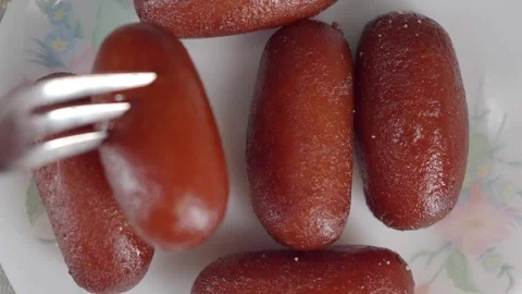 Gulab Jamun Dessert on Plate With Fork. Indian Sweet Syrup Treats Close-Up Vídeos de archivo 340597293