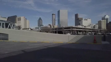 The Gulch - Lifting Rising Launching Facing Philips Arena Centennial Park Vídeo Stock 85575315
