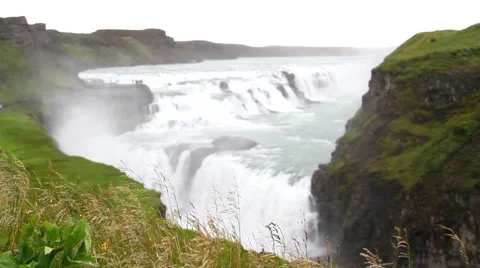Gullfoss general view, focus from grass to waterfalls Видео 57519884