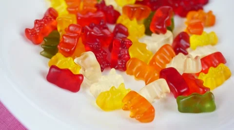 Gummy bears rotating on white Vídeos de archivo 48030296