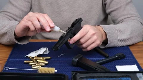 Gun lubrication cleaning 스톡 동영상 264098470
