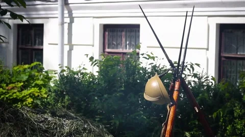 Guns of the First World War are in the smoke fire, leaning on the bayonet knives Vidéo 64300110