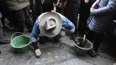 Gunter Demnig at the 'Memory Blocks' performance Vídeo Stock 105739703