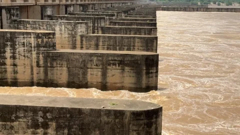 Gushing Rainwater Release from Naraj Barrage on Kathjodi River, Cuttack Vidéo 344634216