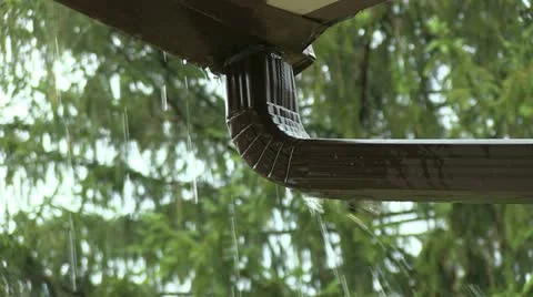Gutter Overflows During Rain (Medium Shot) Видео 11408078