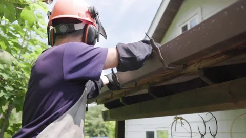 Gutter Series 03 - Worker Removing Old Gutter From Roof Видео 343245434