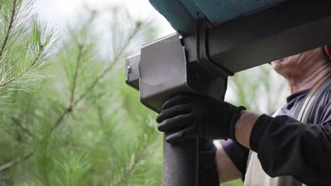 Gutter Series 11 - Connecting Downspout Adapter To Gutter Видео 343246038