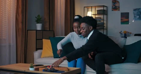 A guy of African appearance invited attractive girl on date. They are sitting on 库存影片 218038682