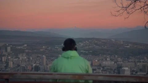 The guy after morning run siting and calm down with a great sunrise view . Video stock 239552097