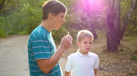 The guy and the child eats in the Park 動画素材 67828890