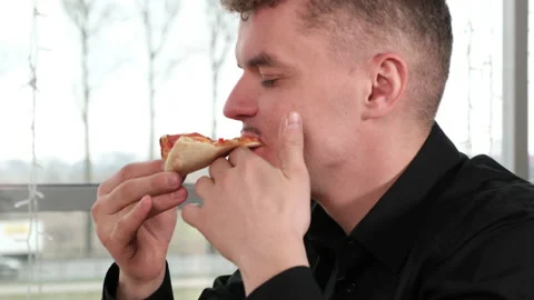 Guy with appetite eats pizza Vidéo 200838494