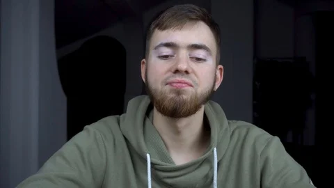 Guy appetizing eats a slice of pizza. bearded man eating fast food. Vidéo 120757068