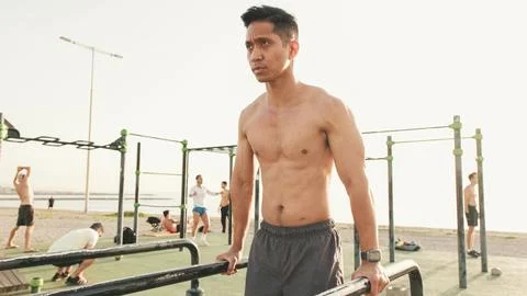 Guy, the athlete does push-ups on the parallel bars on the outdoor sports g.. Foto stock