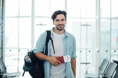The guy with the backpack at the airport Stockfoto's