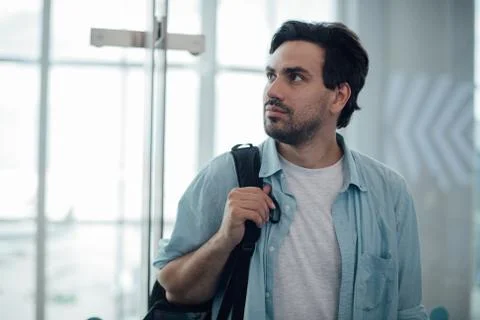 The guy with the backpack at the airport Foto stock