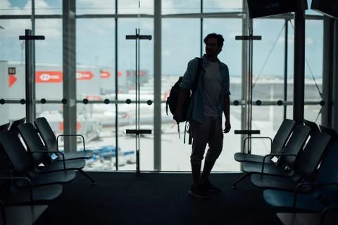 The guy with the backpack at the airport Foto stock