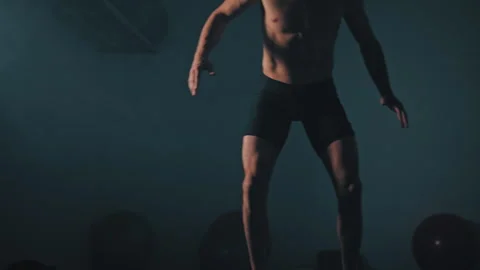 Guy balances himself on exercise ball 库存影片 275436303