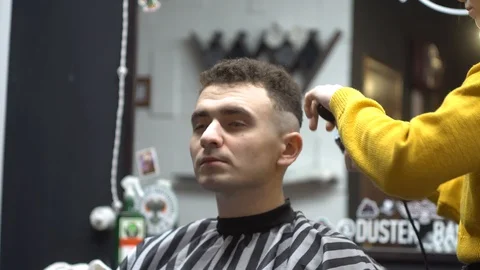 The guy from the barbershop Vidéo 127699606