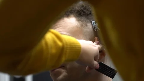 The guy from the barbershop Vidéo 127700093