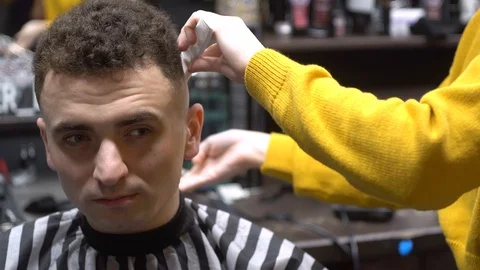 The guy in the barbershop Vidéo 127700880